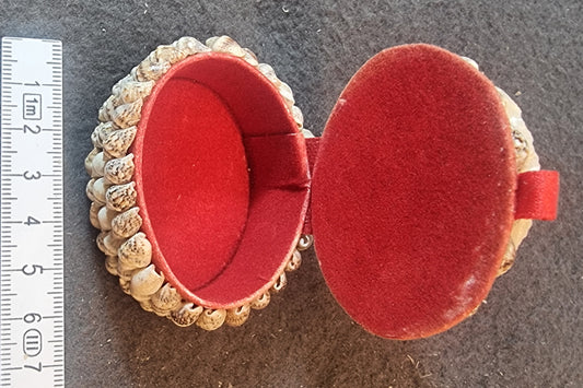 Håndlaget smykkeboks med ekte skjell – ca. 6 cm – bilde 2 av 3