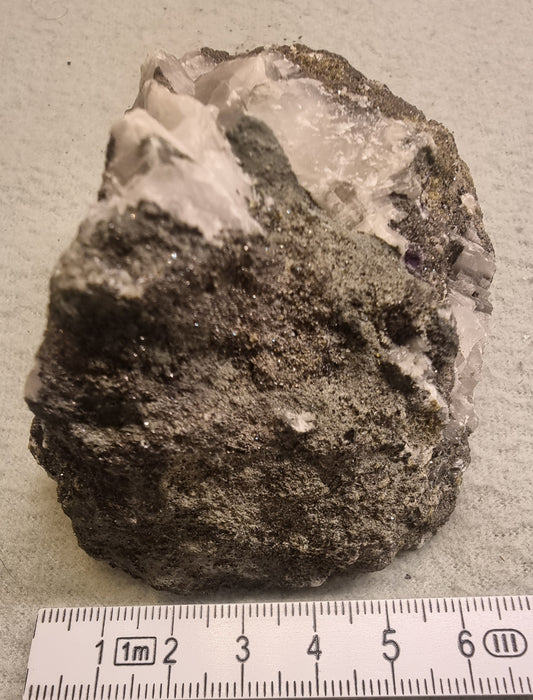 ⚒️ KALSITT MED SULFIDMINERALER – RÅ MINERALPRØVE