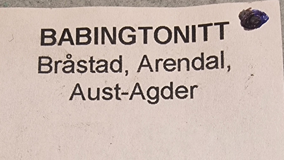 BABINGTONITT PÅ KALSITT – BRÅSTAD, ARENDAL