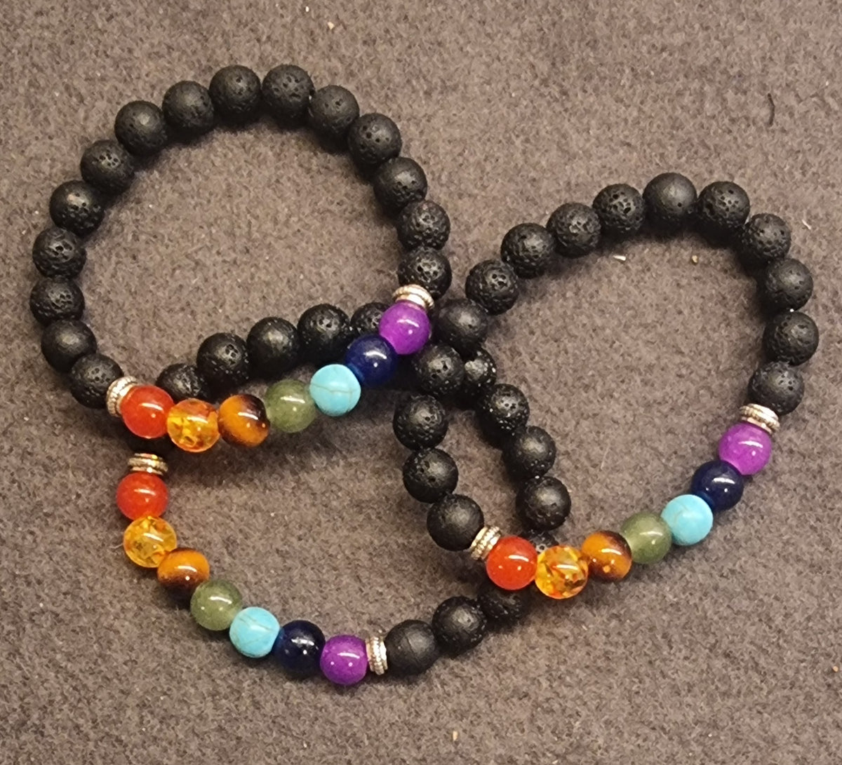 Chakra-armbånd med lavastein – 7 chakrafarger
