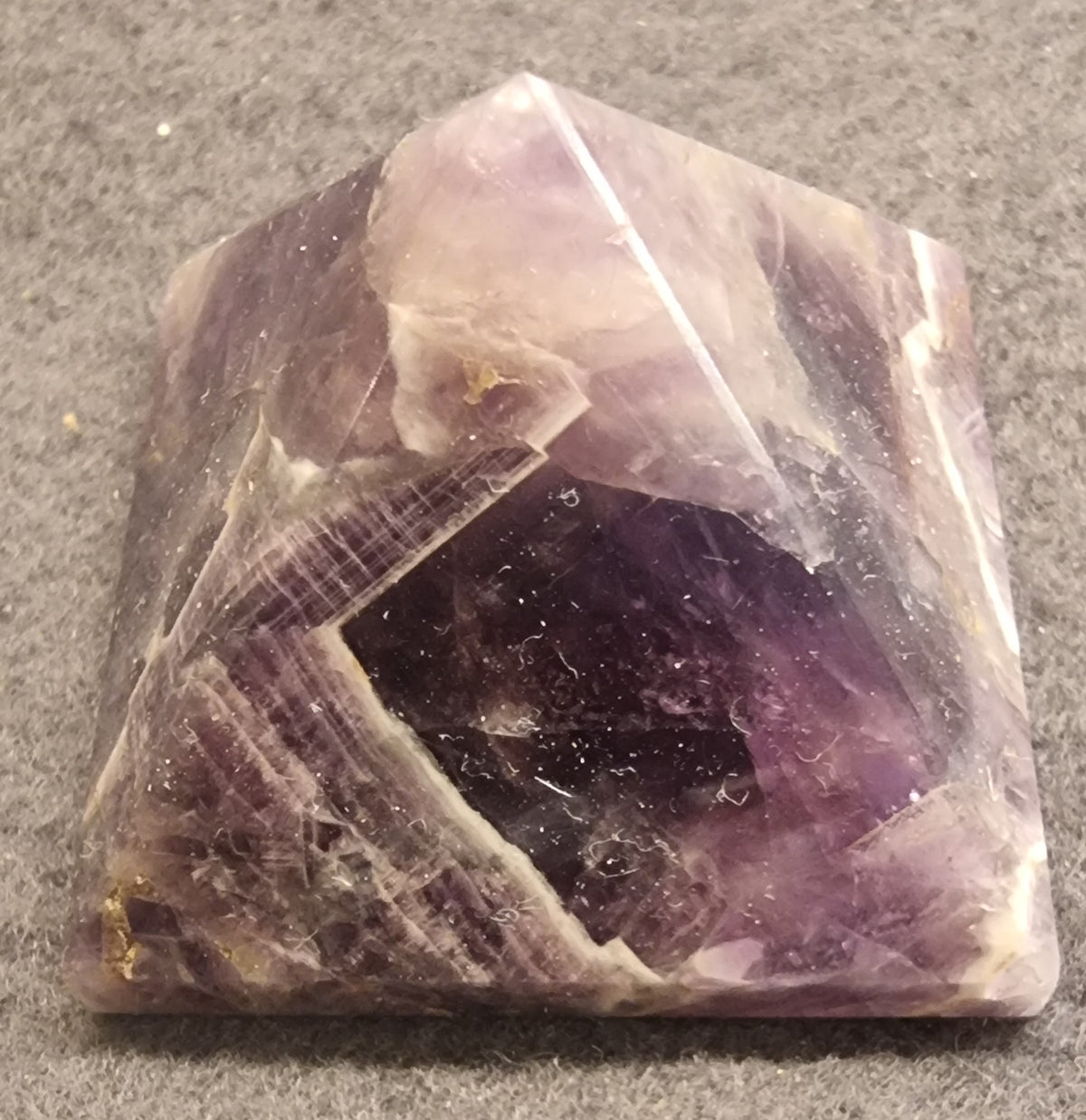 Chevron ametyst pyramide – ca. 4 cm