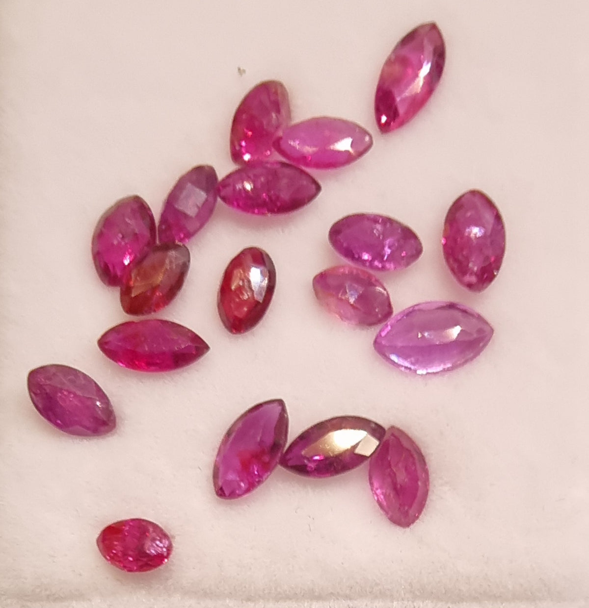 18 naturlige rubiner – marquise – totalt 4,78 ct