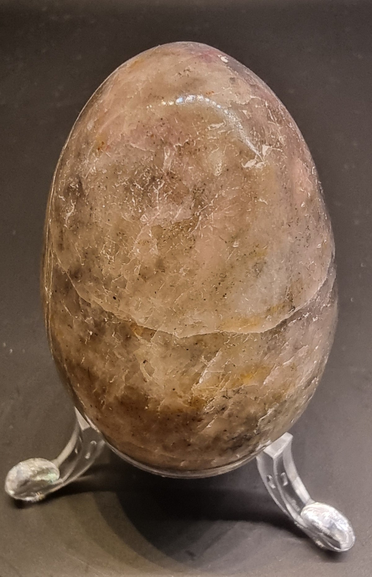 Polert mineral-egg – jaspis/kvarts med naturlig mønster