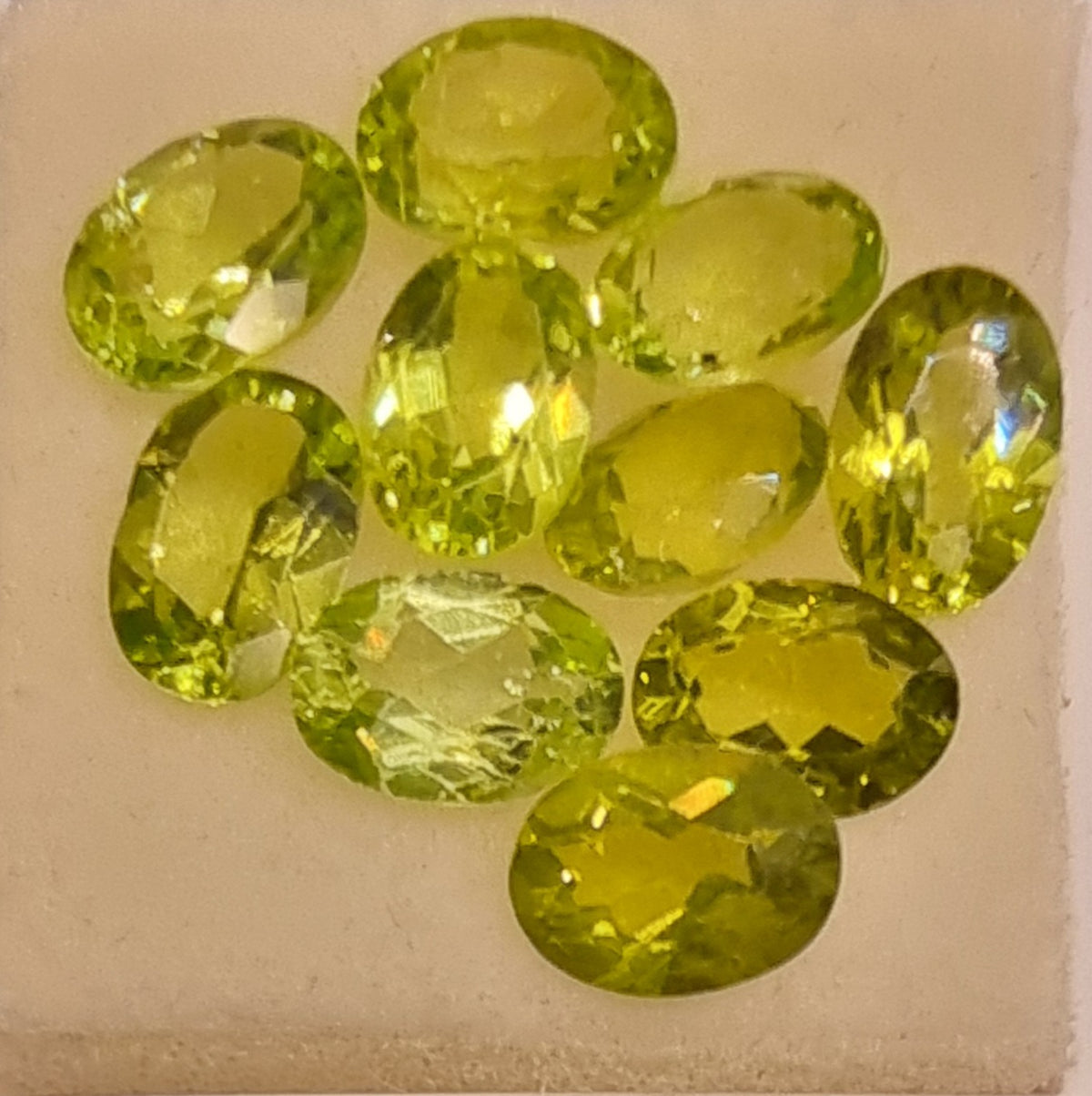 Naturlig peridot – oval fasettslipt – ca. 7 × 5 mm