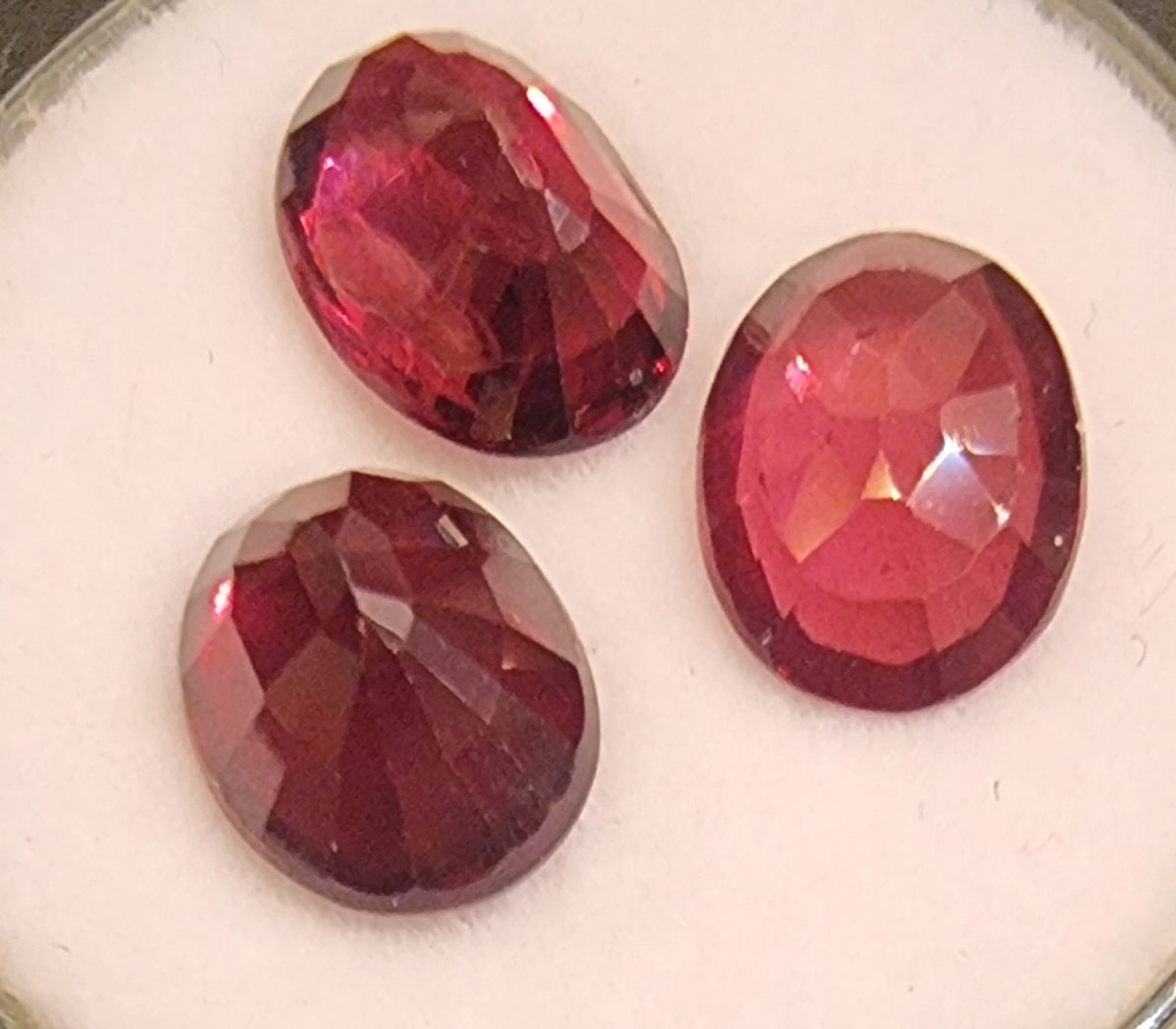 Naturlig rød granat – oval – ca. 9 × 7 mm