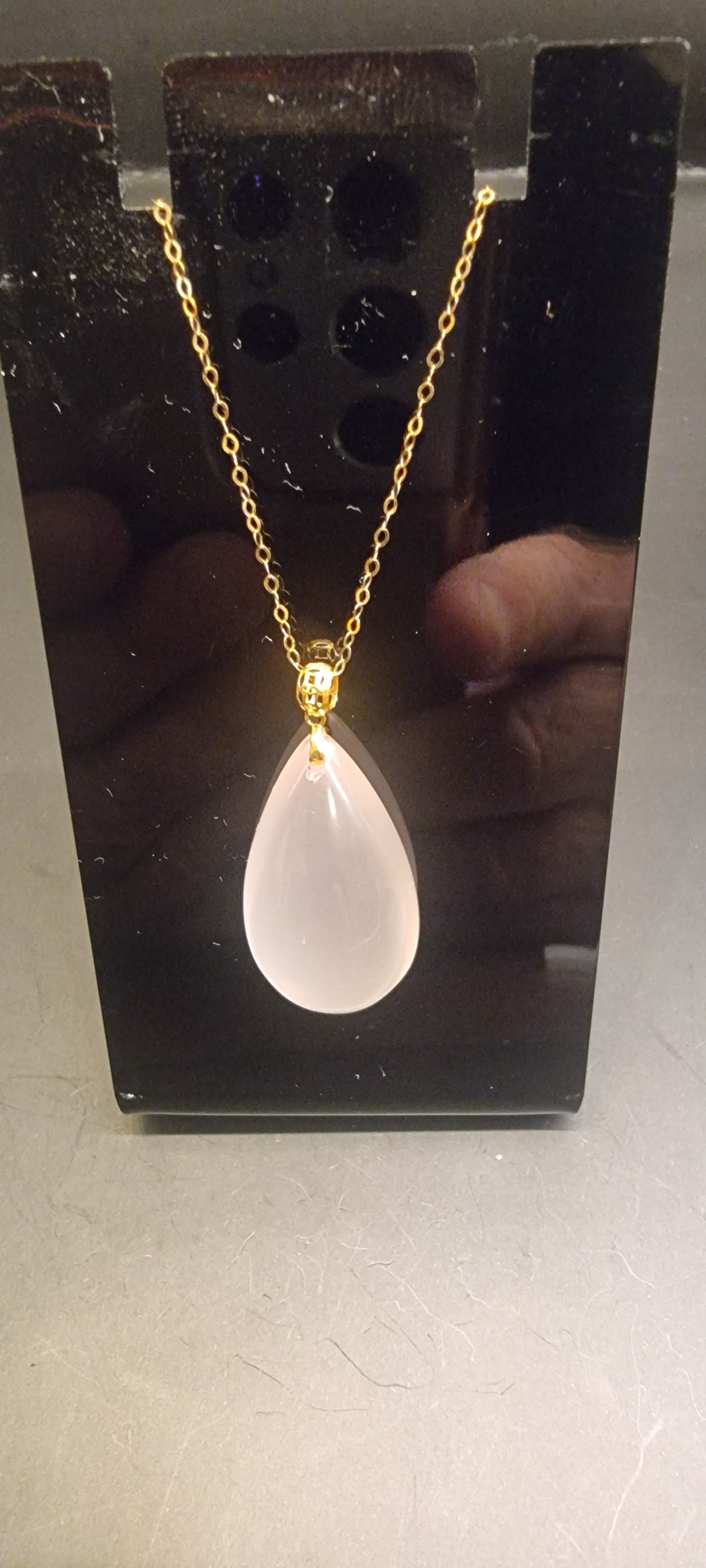 Rosenkvarts dråpe – 16 ct – halskjede i 18 kt gull