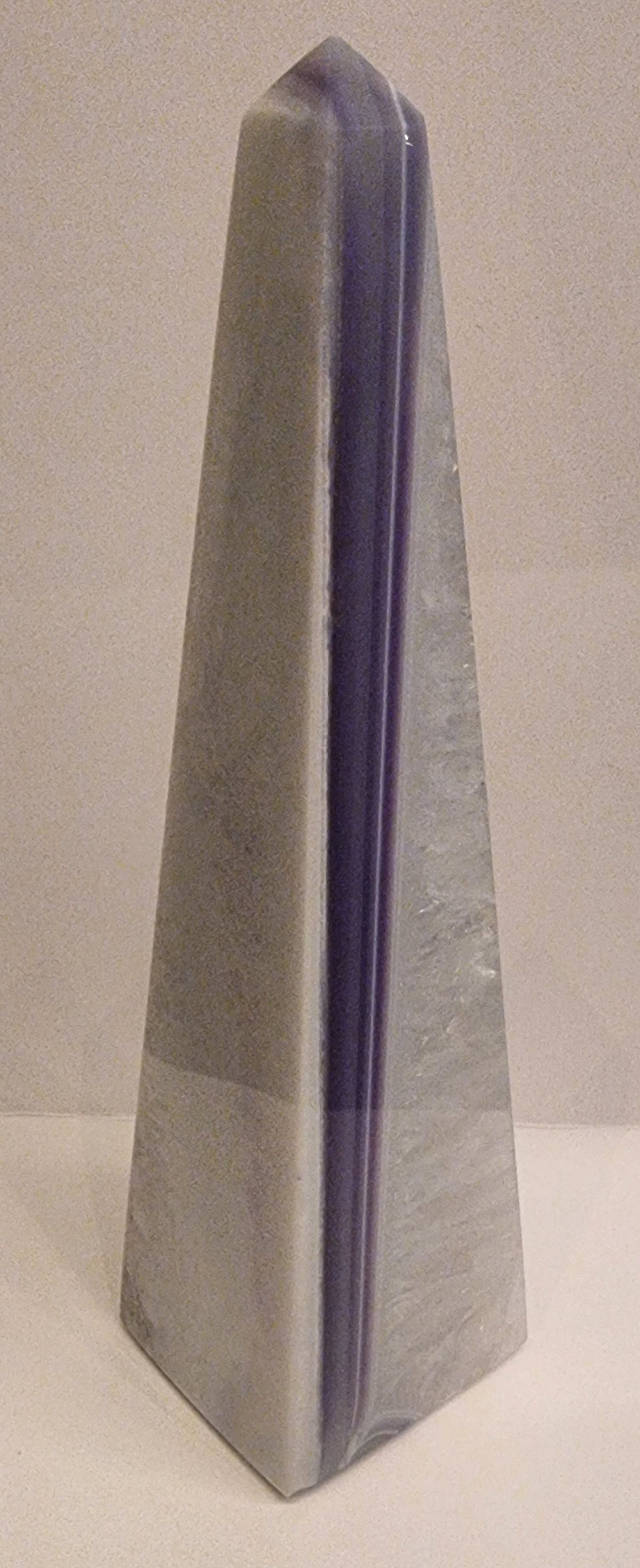 Agat-tårn med lilla bånd og krystallisering – 18,8 cm