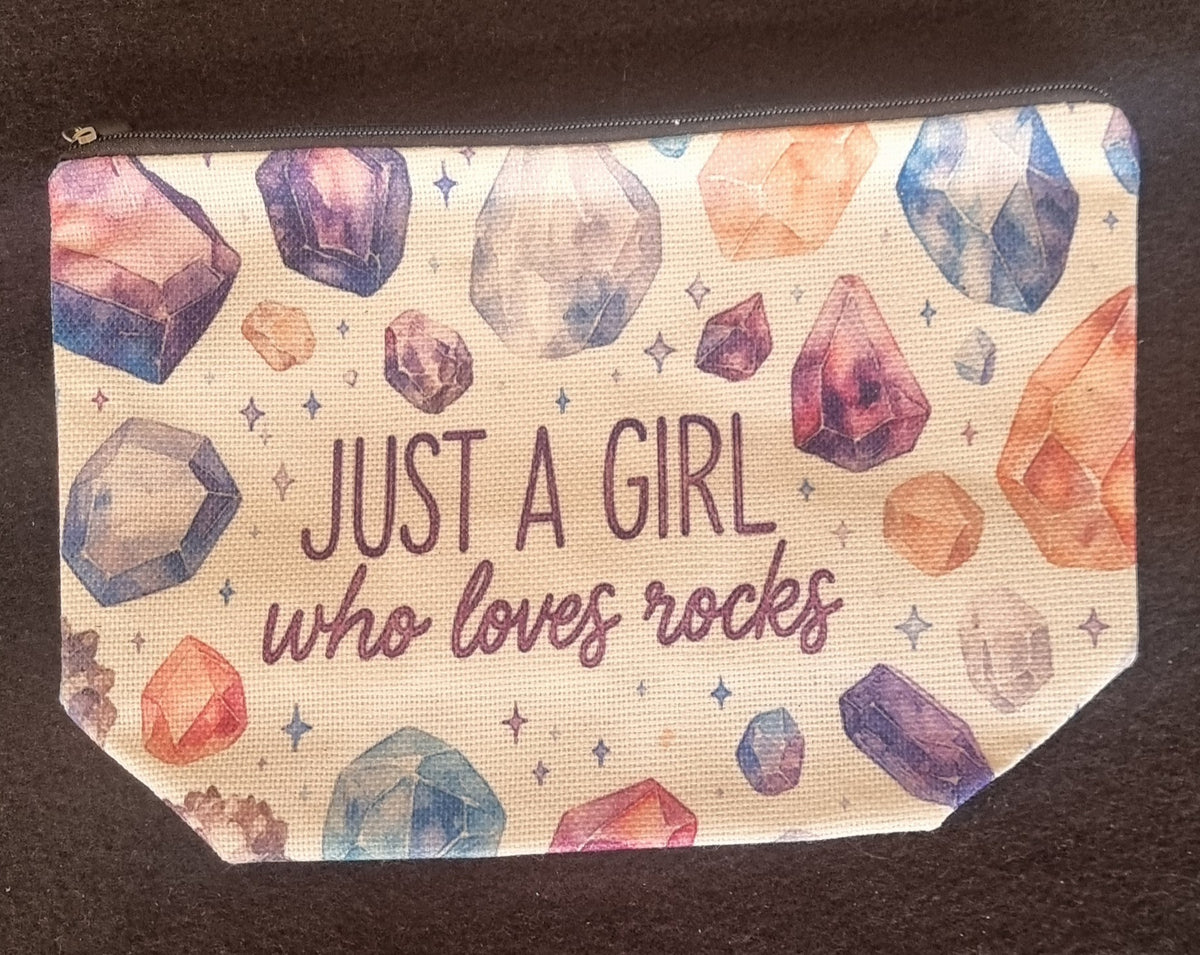 TOALETTVESKE MED KRYSTALLMOTIV – «JUST A GIRL WHO LOVES ROCKS»