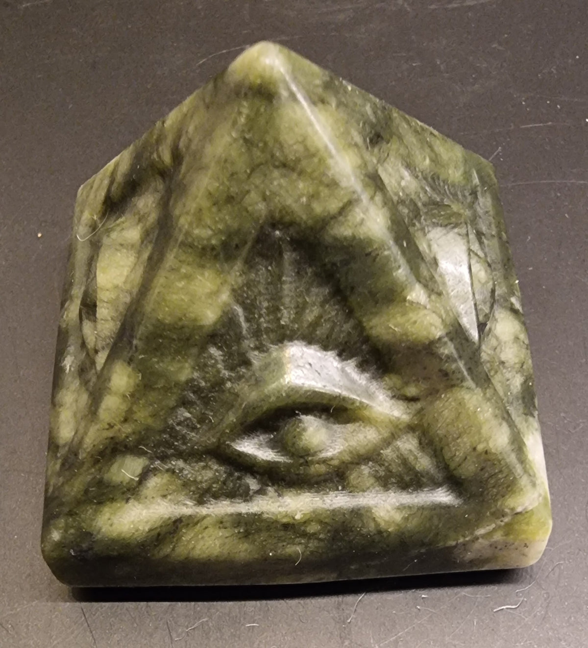 SERPENTINPYRAMIDE MED ØYEMOTIV – 40 MM