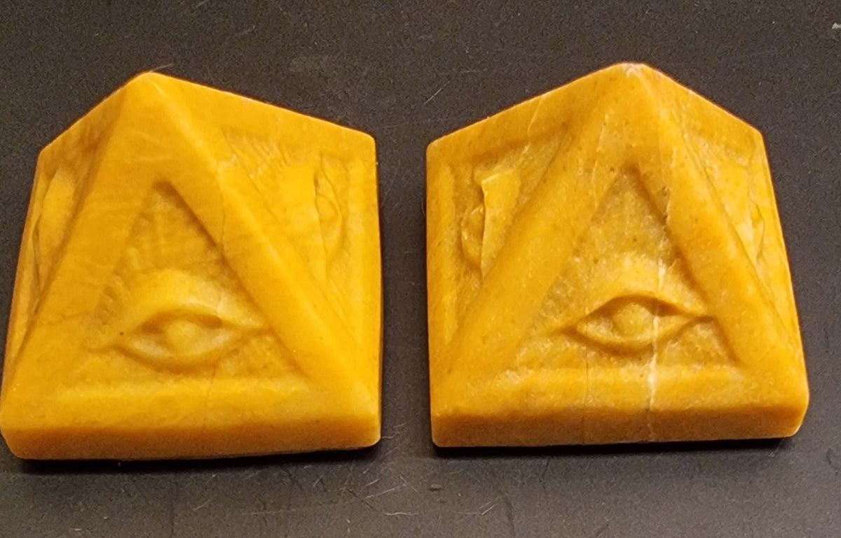 GUL KALSITTPYRAMIDE MED ØYEMOTIV – 40 MM
