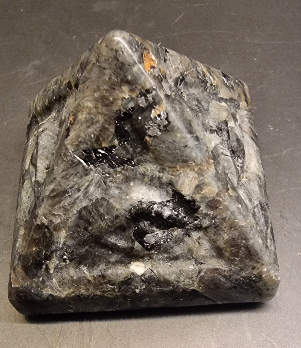 LARVIKITTPYRAMIDE MED ØYEMOTIV – CA. 40 MM