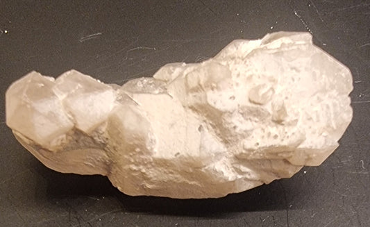 RØYKKVARTS MED HVITT MINERALBELEGG