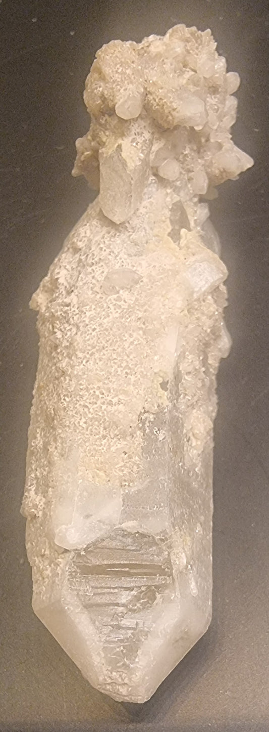 BERGKRYSTALL MED DRUSISK KVARTSBELEGG – 20 G