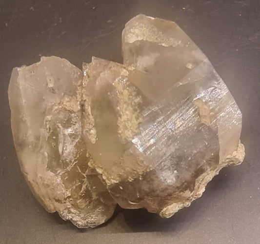 RØYKKVARTS MED LYST MINERALBELEGG – 14 G