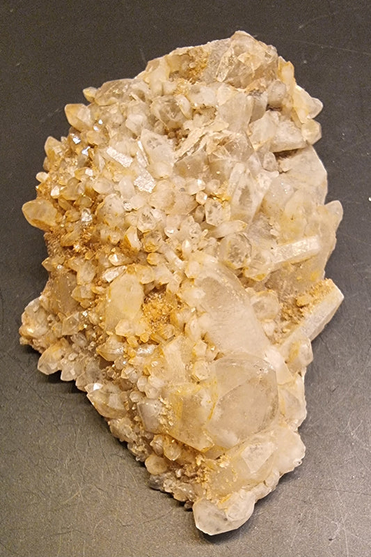 BERGKRYSTALLGRUPPE MED GYLLEN JERNFARGING – 43 G