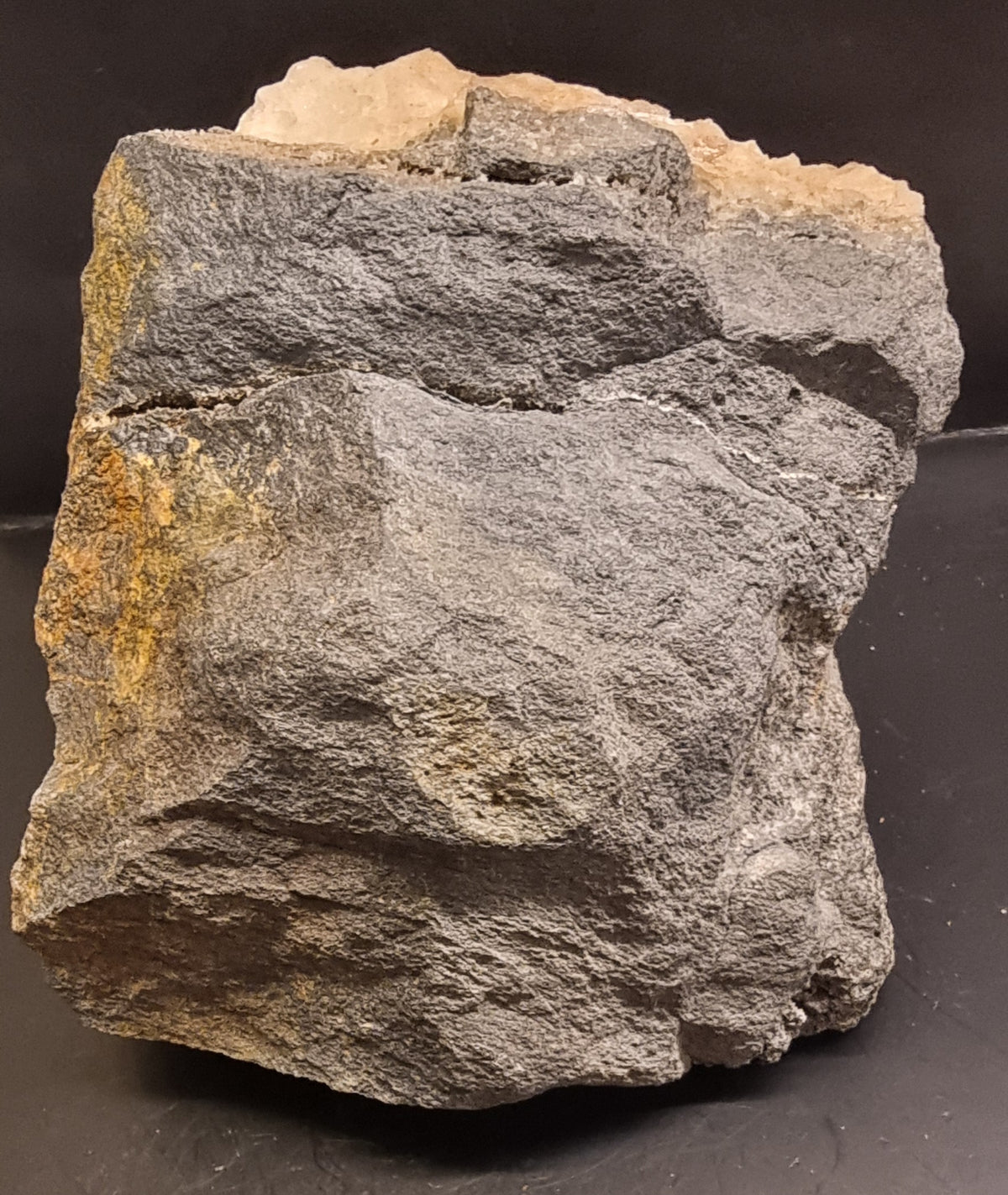 STOR BERGKRYSTALLGRUPPE PÅ MØRK MATRISE – 2,2 KG