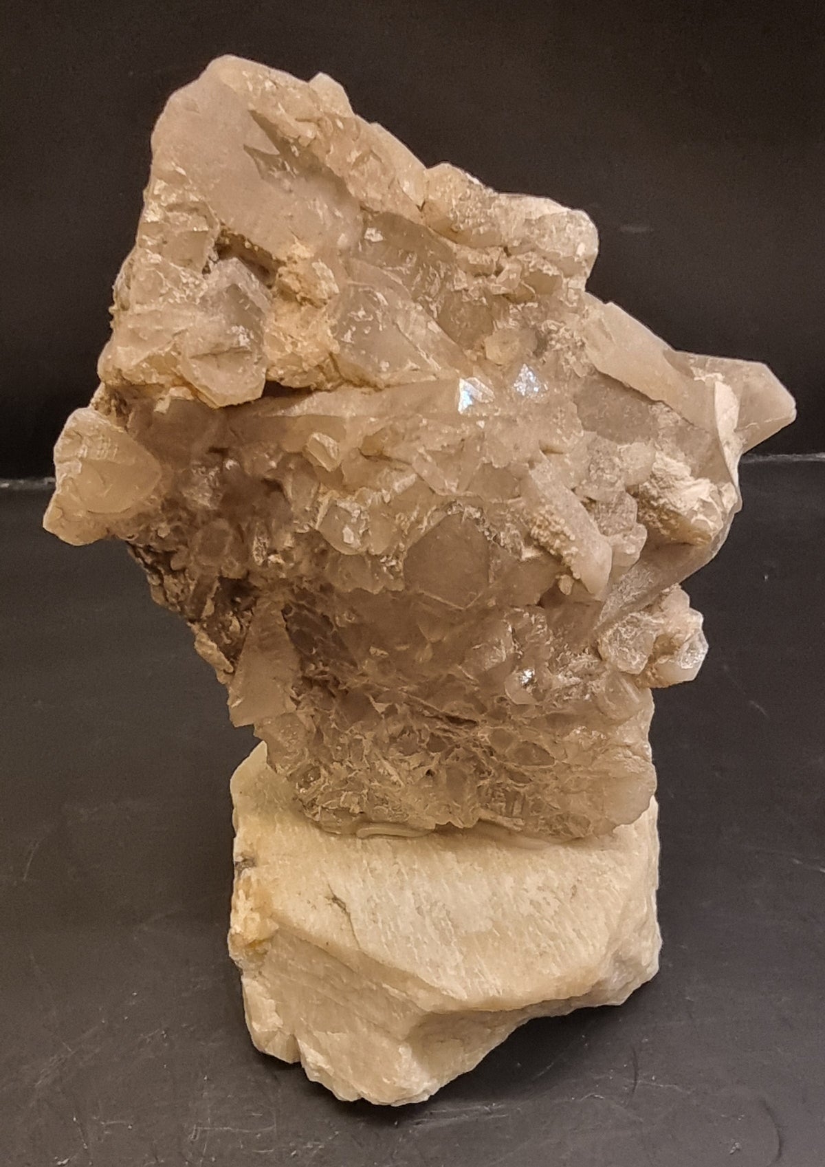BERGKRYSTALLGRUPPE PÅ KALSITTLIGNENDE BASE – 400 G