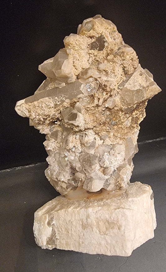 BERGKRYSTALLGRUPPE PÅ KALSITTLIGNENDE BASE – 400 G