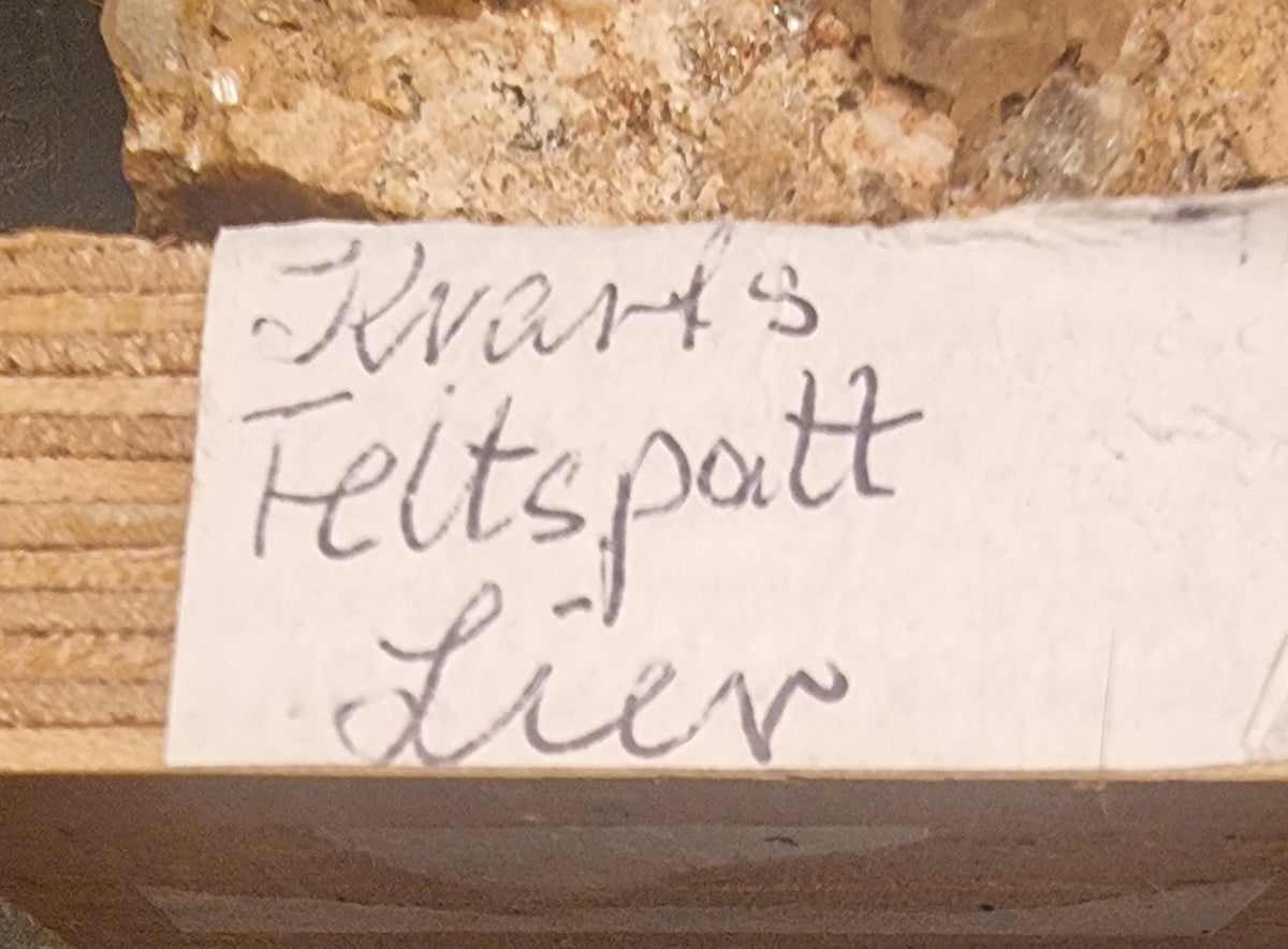 KVARTS PÅ FELTSPAT – LIER, NORGE