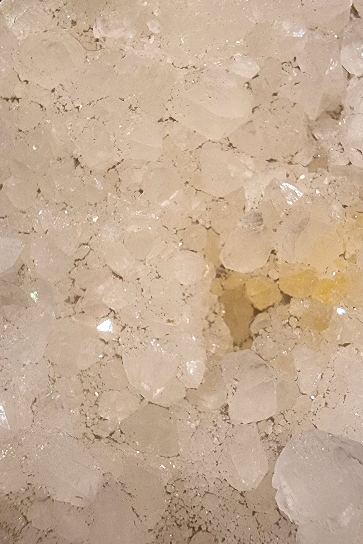 KALSITT MED SKALENOHEDRISKE KRYSTALLER – 251 G