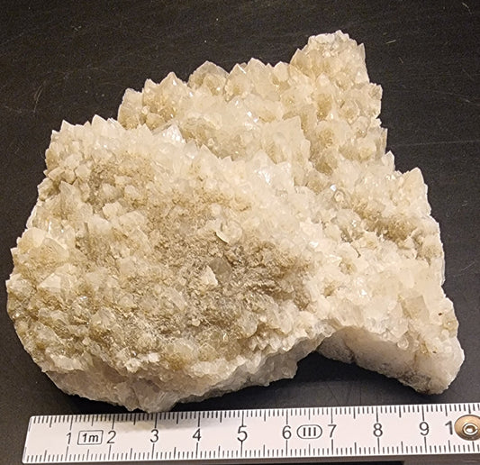 CALCITTKLYNGE MED RHOMBOEDRISKE KRYSTALLER – 422 G
