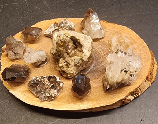 MINIATYRSAMLING MED RØYKKVARTS, BERGKRYSTALL OG VESUVIANITT