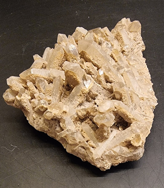 KVARTSGRUPPE MED LYST MINERALBELEGG – 204 G