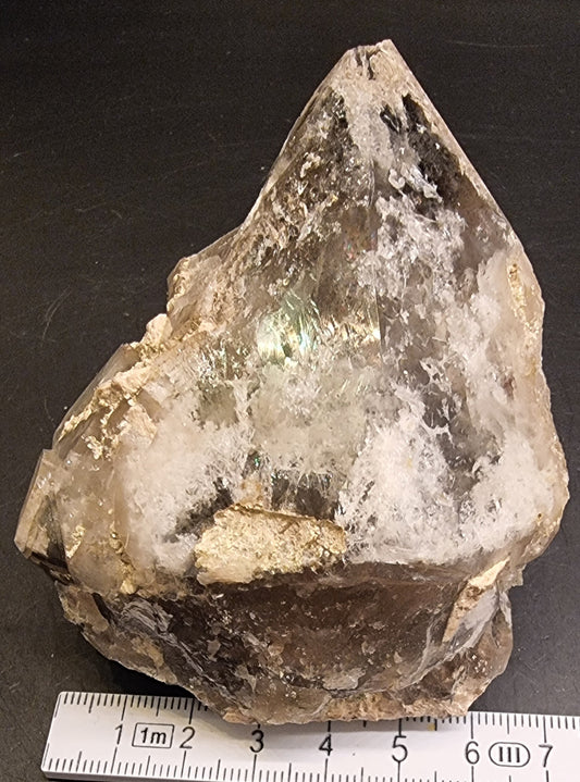 STORE RØYKVARTSKRYSTALLER MED MINERALBELEGG – 333 G