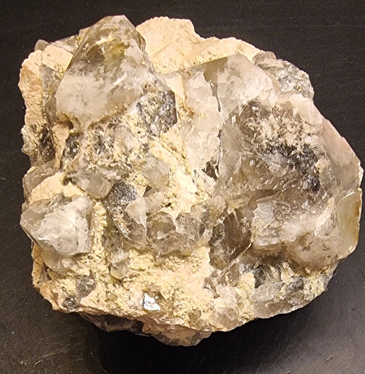 STORE RØYKVARTSKRYSTALLER MED MINERALBELEGG – 333 G