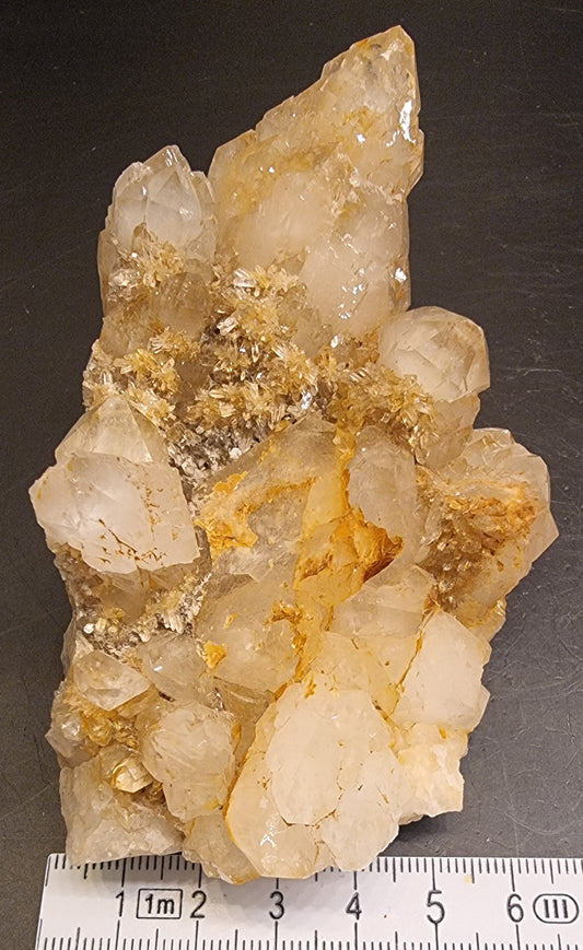 BERGKRYSTALL MED JERNOKSIDFARGING – 288 G