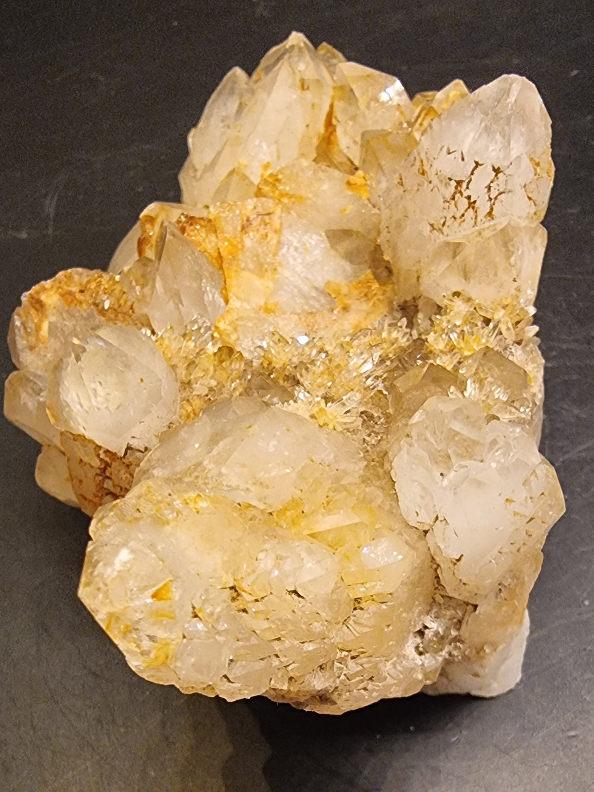 BERGKRYSTALL MED JERNOKSIDFARGING – 288 G