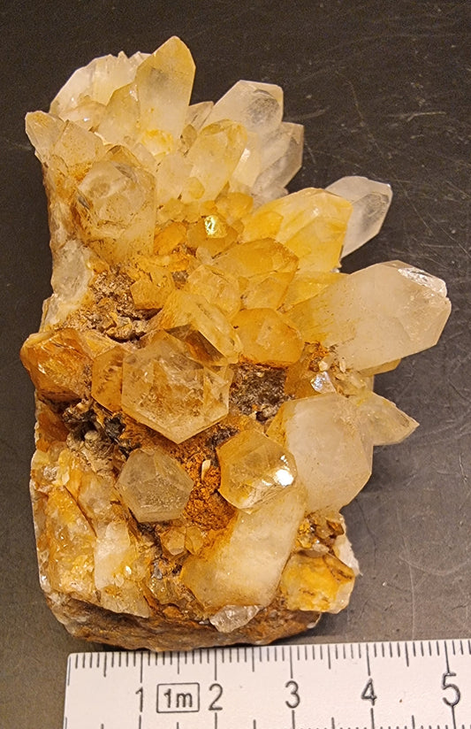 BERGKRYSTALL MED JERNOKSIDFARGING – 173 G