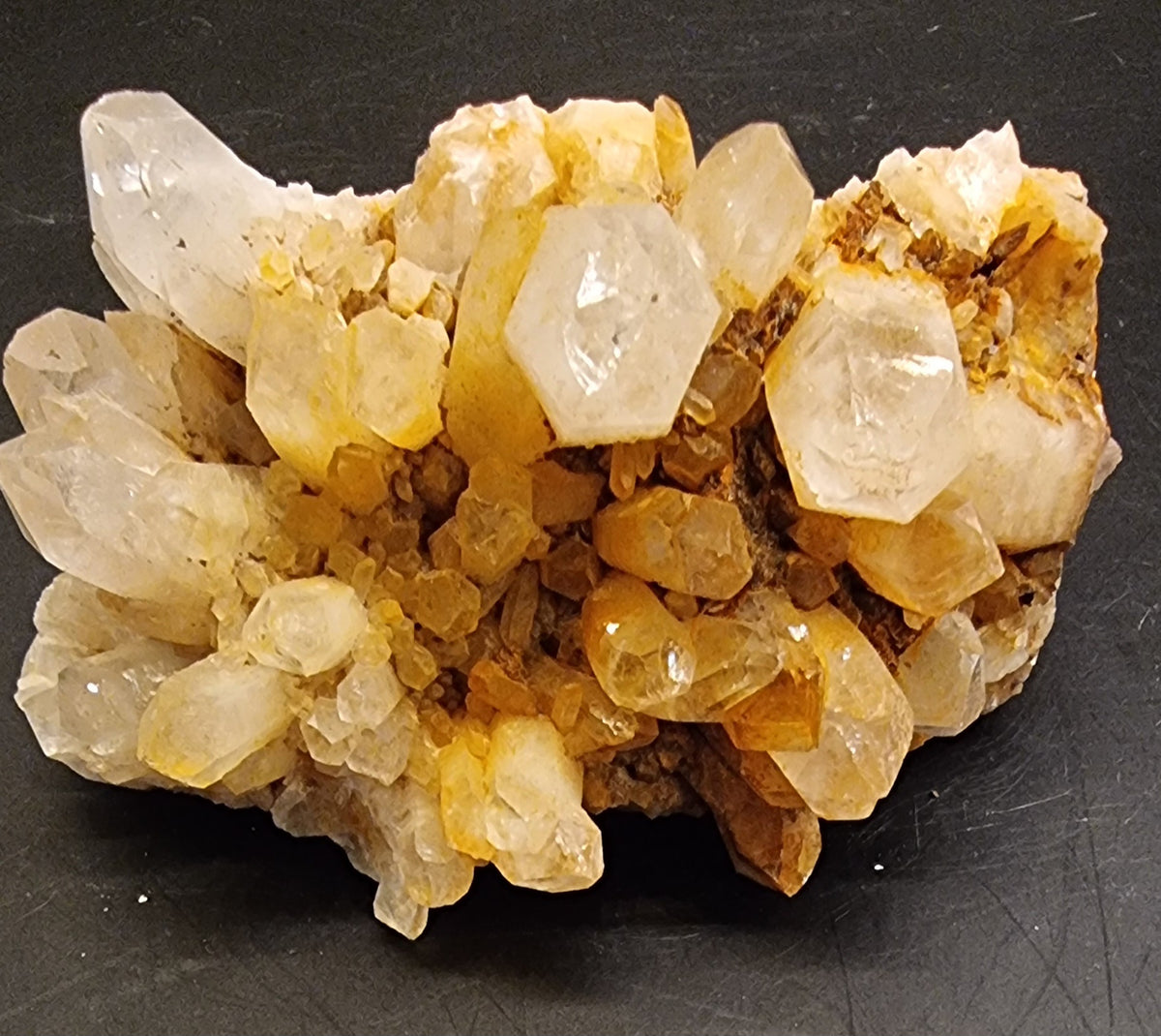 BERGKRYSTALL MED JERNOKSIDFARGING – 173 G