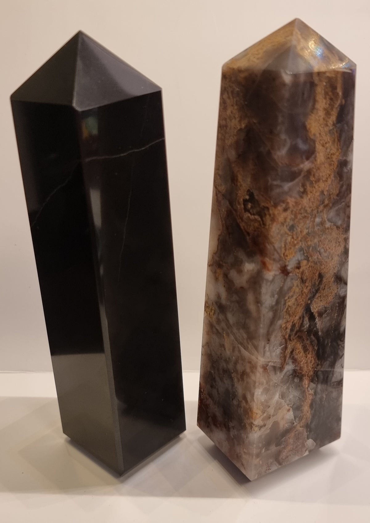 SVART OBSIDIAN OG PLUMEAGAT – TO STORE POLERTE OBELISKER – 1,31 KG
