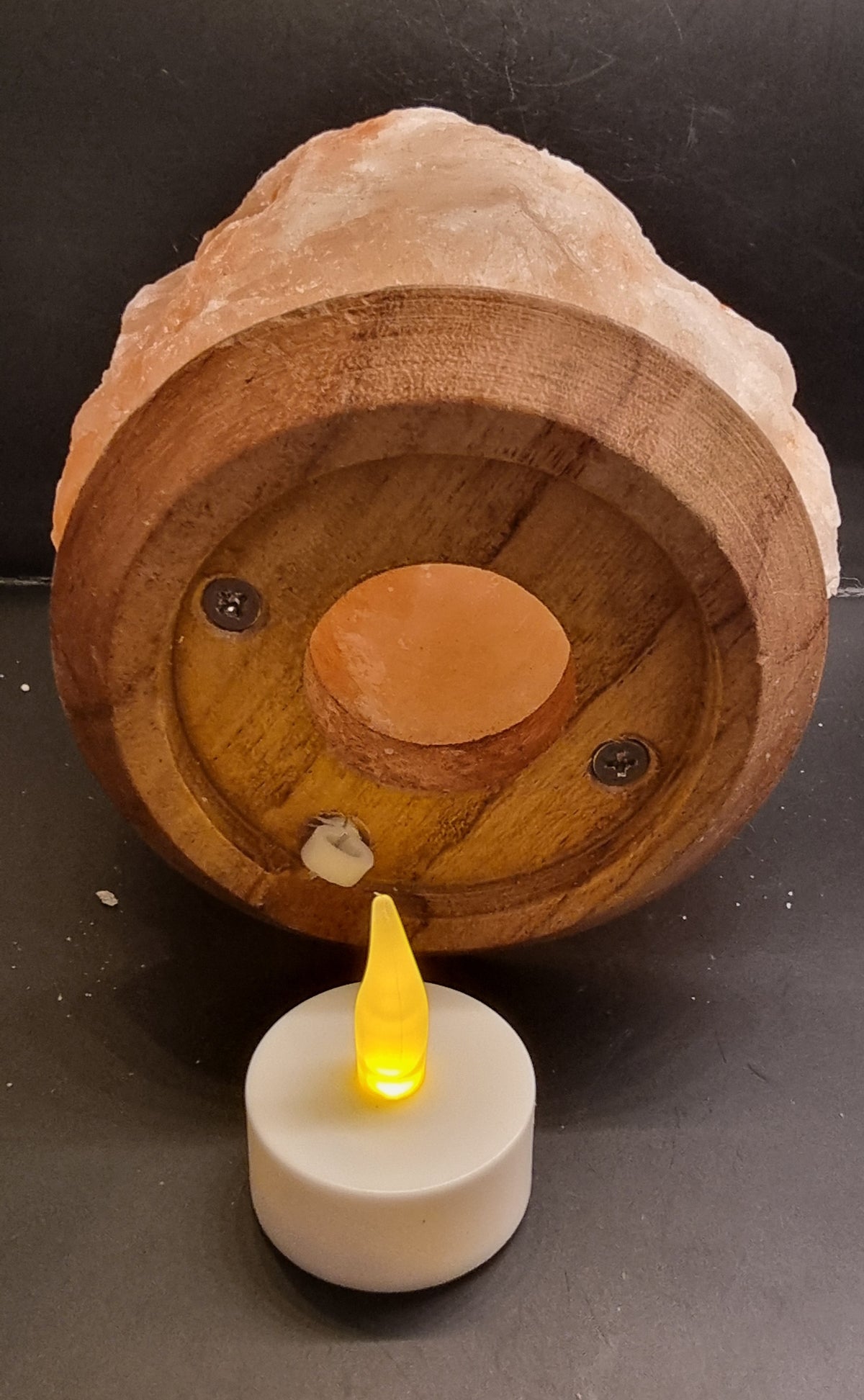 SALTSTENSLAMPE MED LED-LYS OG TREFOT – 2,48 KG