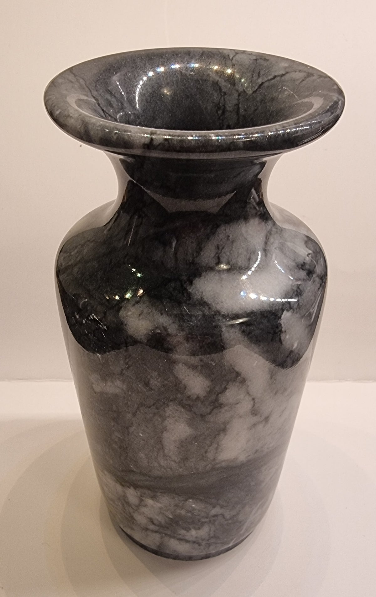 POLERT VASE I MØRK NATURSTEIN – 15 CM – 665 G