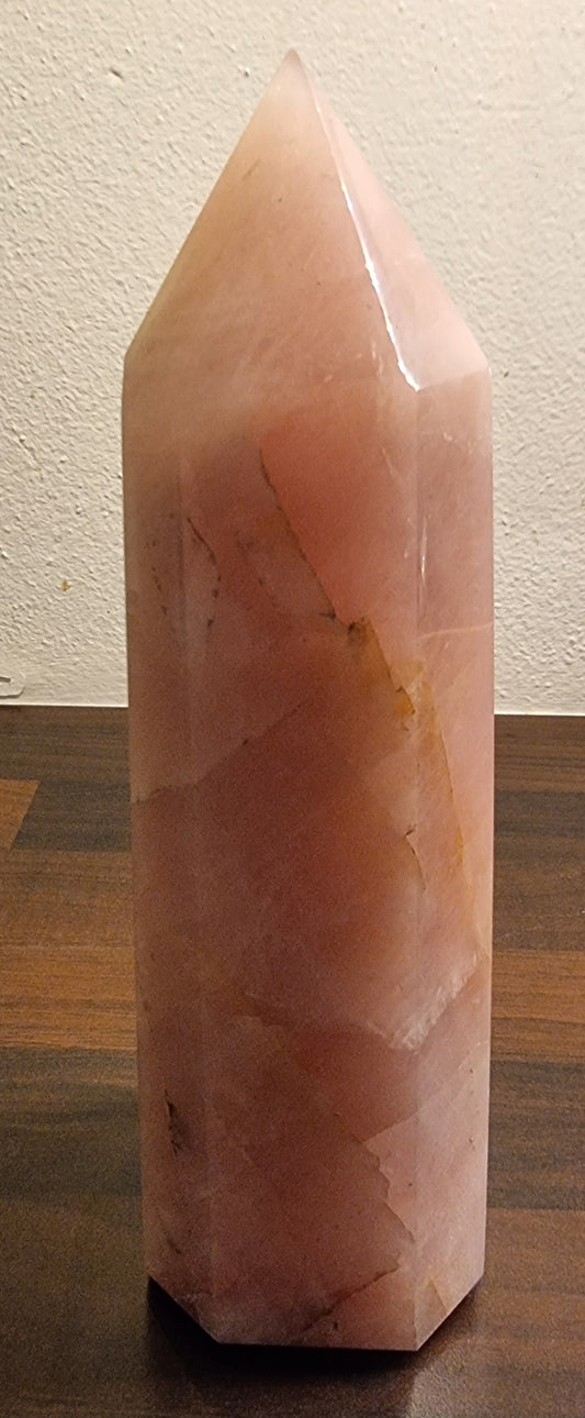 Stort rosenkvarts tårn – 1,55 kg / 21 cm