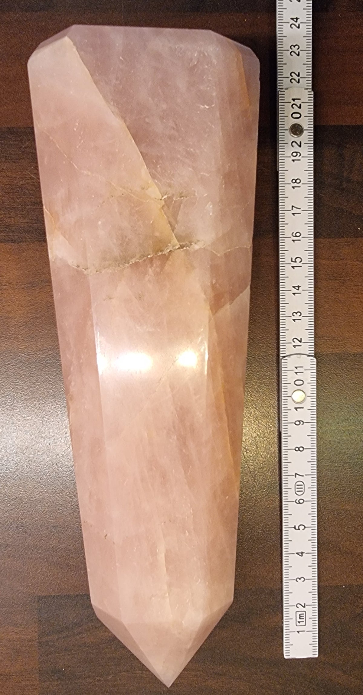 Stort rosenkvarts tårn – 1,55 kg / 21 cm – bilde 3 av 5
