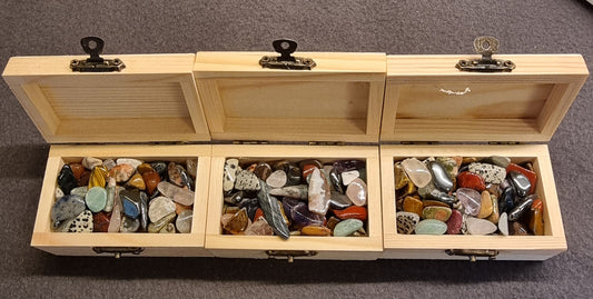 Trekiste med polerte steiner – assortert