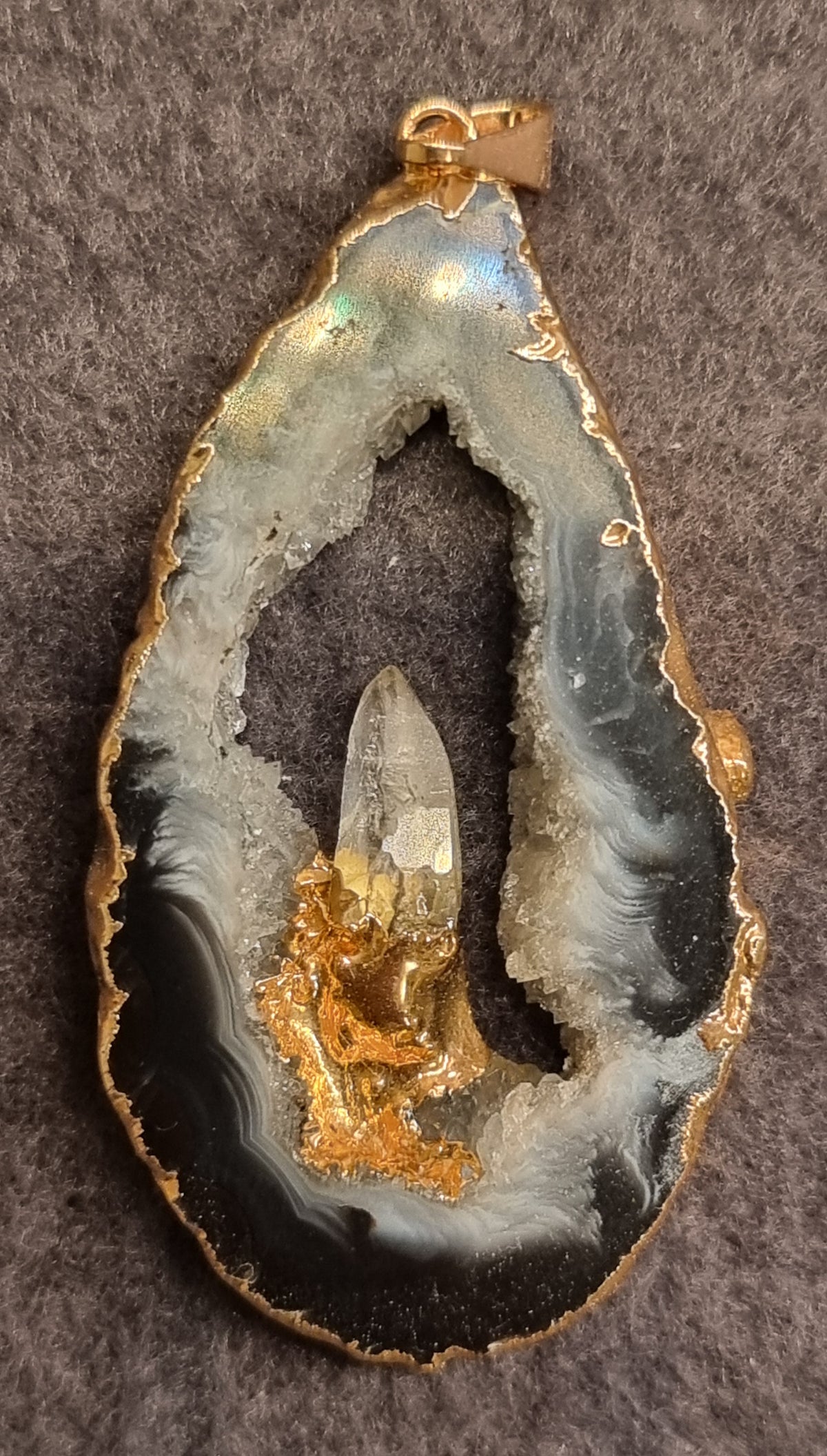 Agatgeode-anheng med bergkrystallspiss