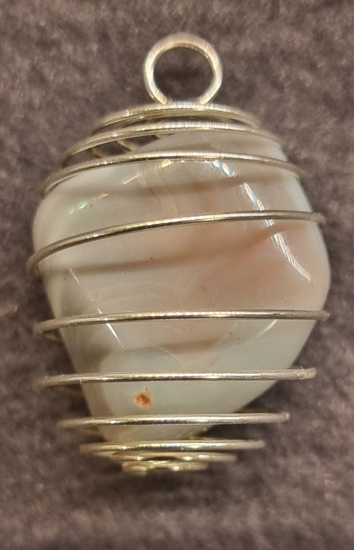 Tromlet steinanheng i metallspiral