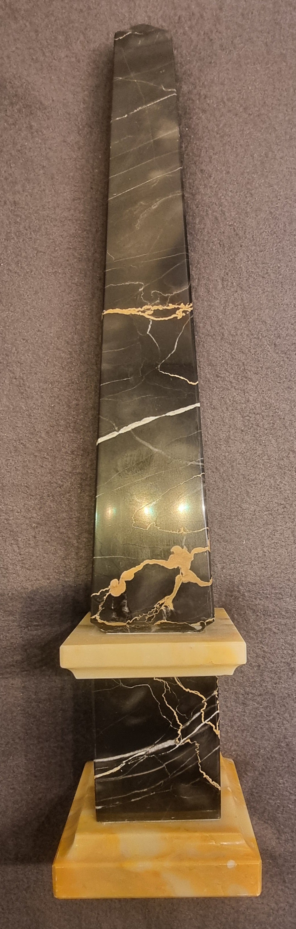 Svart marmorobelisk på gul marmorsokkel – ca. 41,5 cm