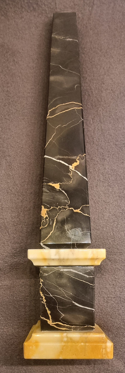 Svart marmorobelisk på gul marmorsokkel – ca. 41,5 cm – bilde 2 av 6
