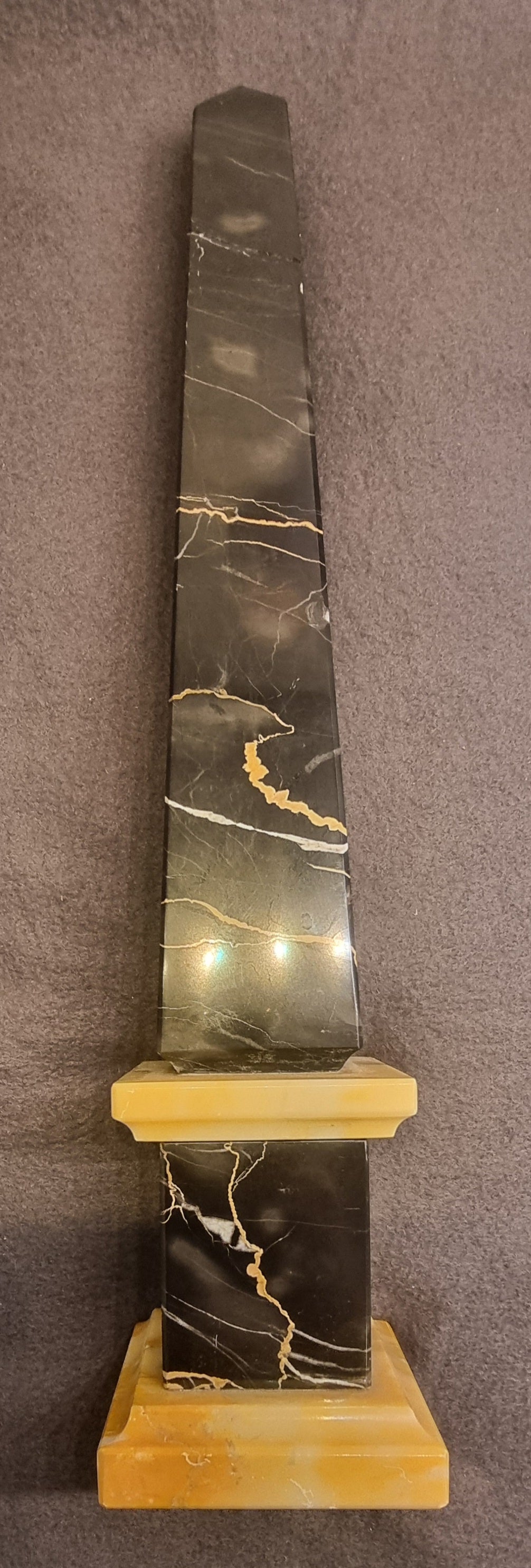 Svart marmorobelisk på gul marmorsokkel – ca. 41,5 cm – bilde 3 av 6