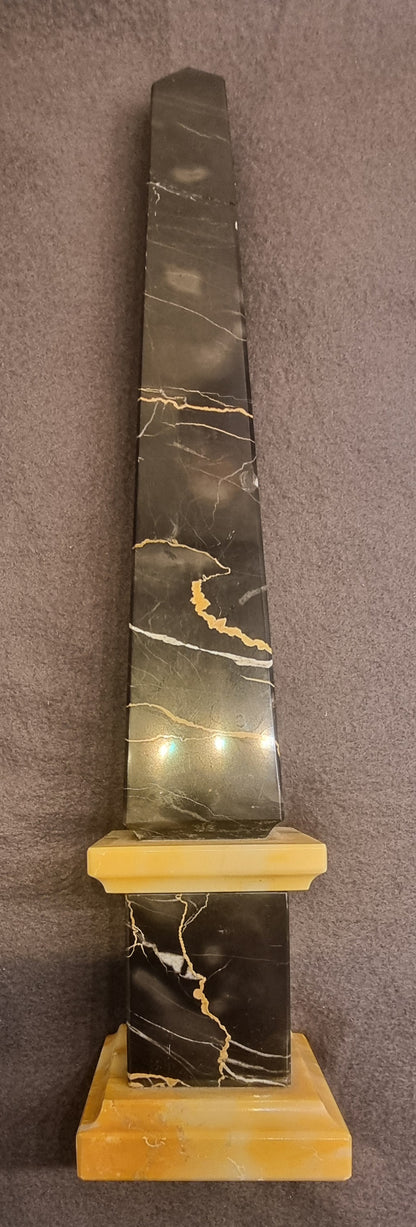 Svart marmorobelisk på gul marmorsokkel – ca. 41,5 cm – bilde 3 av 6