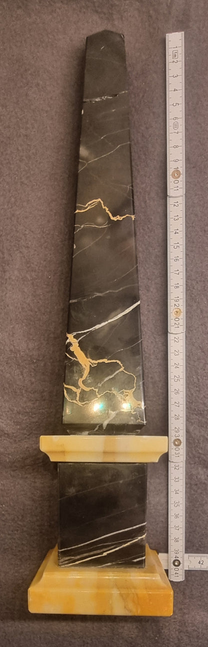 Svart marmorobelisk på gul marmorsokkel – ca. 41,5 cm – bilde 4 av 6