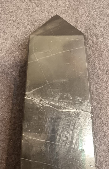 Svart marmorobelisk på gul marmorsokkel – ca. 41,5 cm – bilde 5 av 6