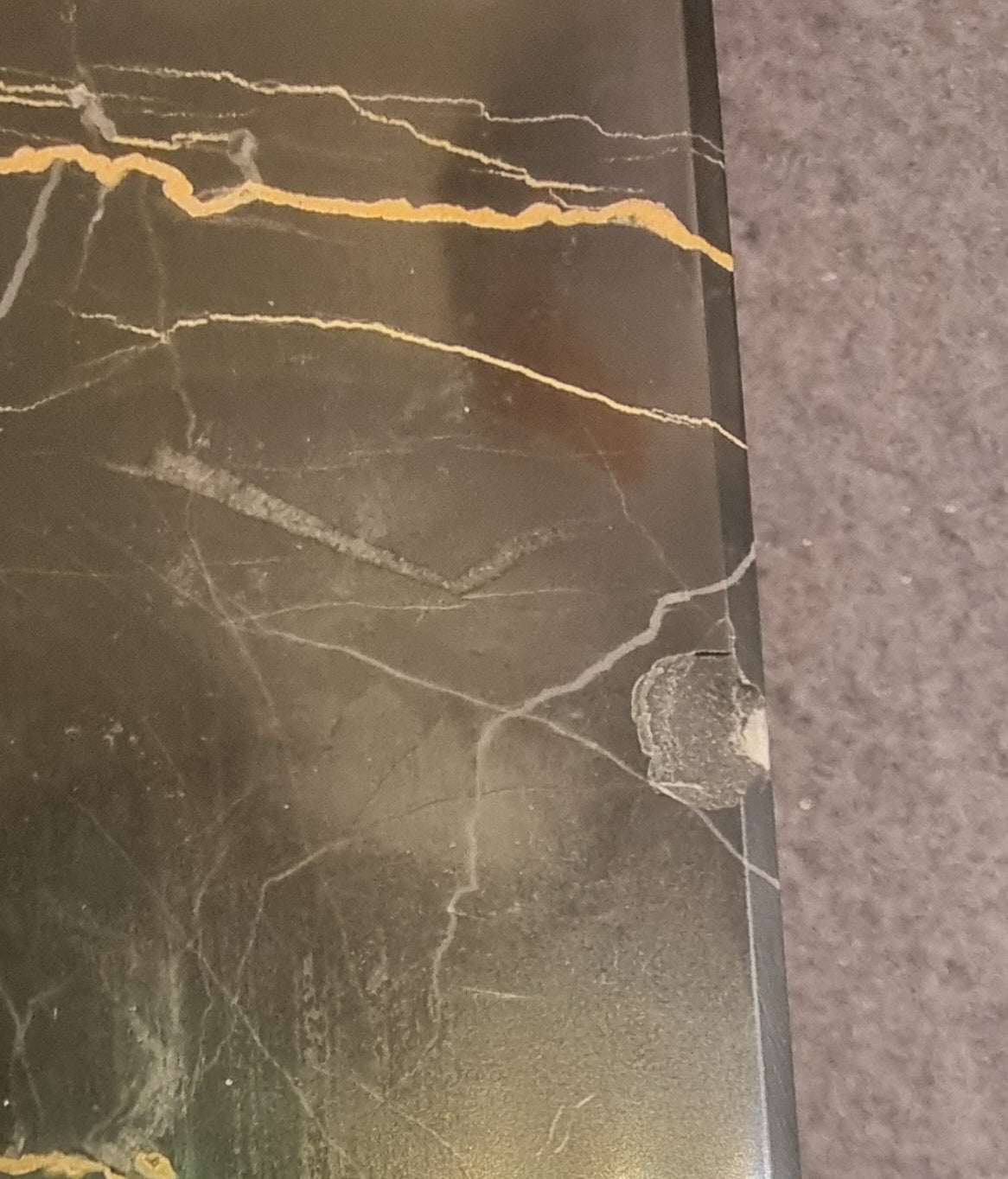 Svart marmorobelisk på gul marmorsokkel – ca. 41,5 cm – bilde 6 av 6