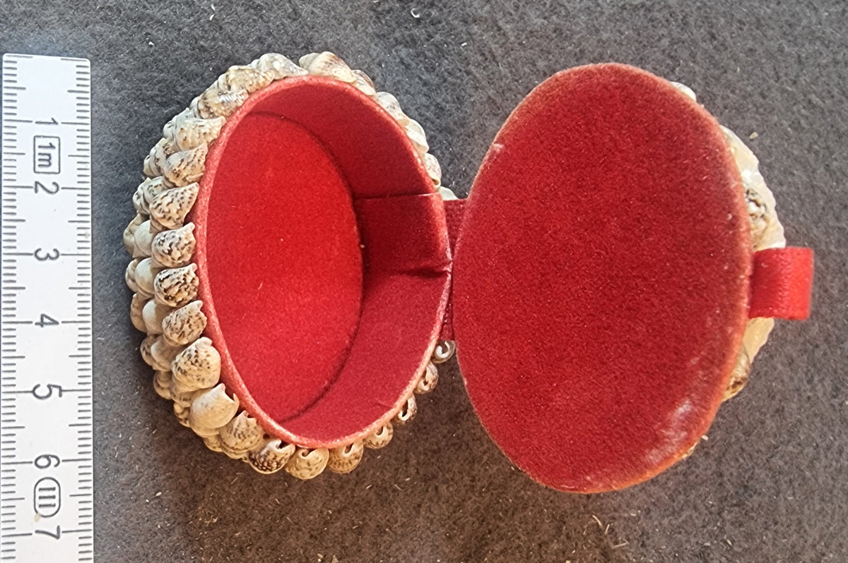 Håndlaget smykkeboks med ekte skjell – ca. 6 cm – bilde 2 av 3