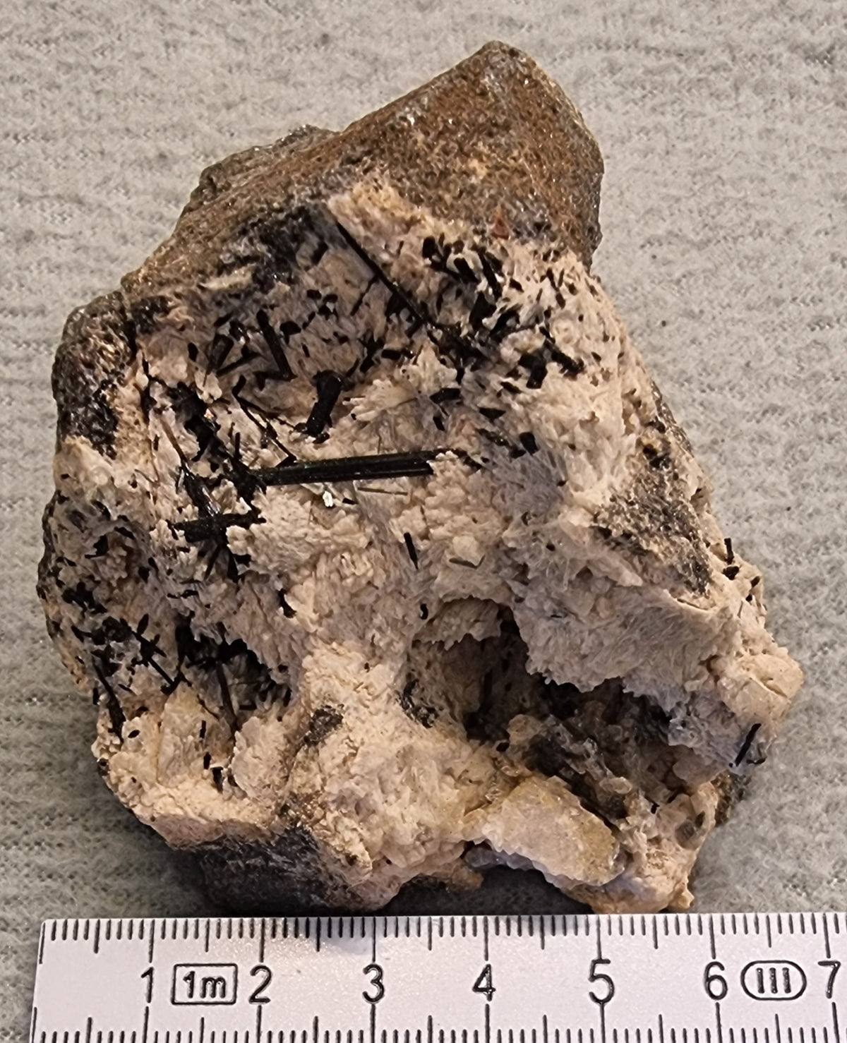 Sort turmalin (Schorl) på lys mineralmatriks – rå mineralprøve